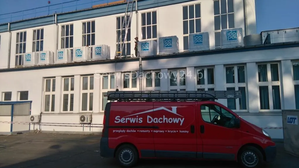Czerwony bus firmowy z napisem Serwis Dachowy
