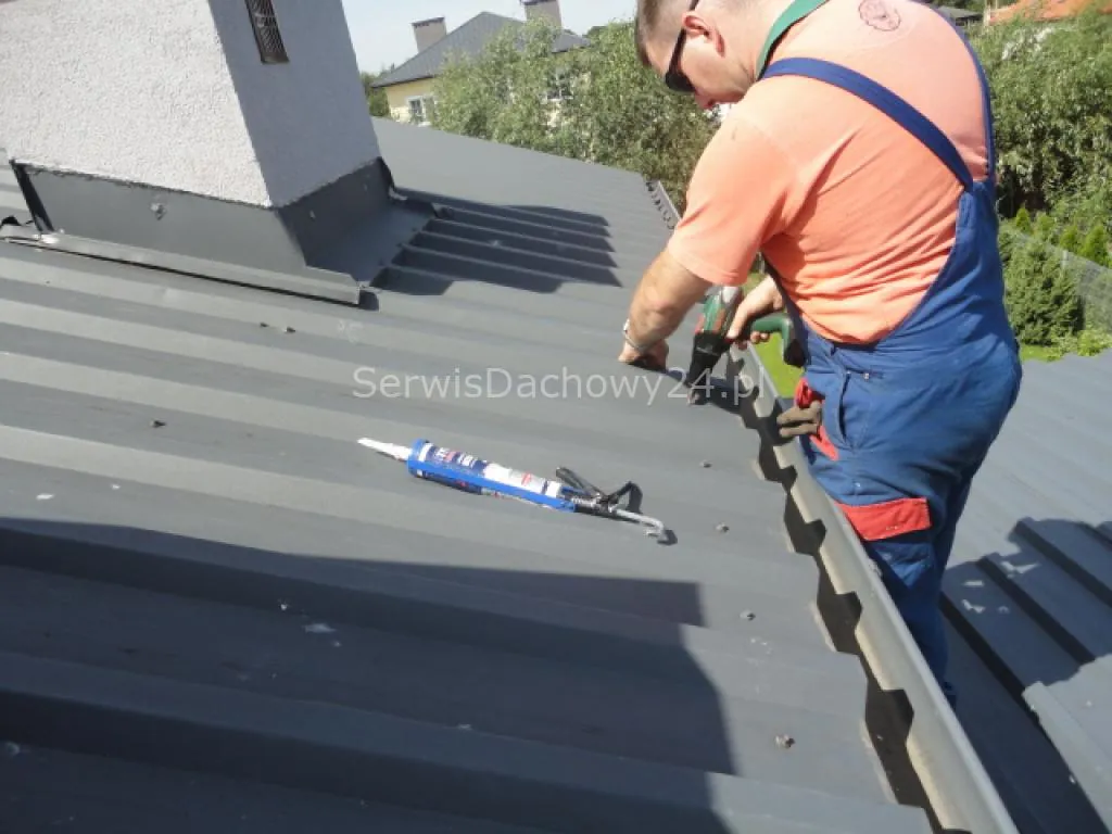 Naprawa dachu z ciemnej dachówki