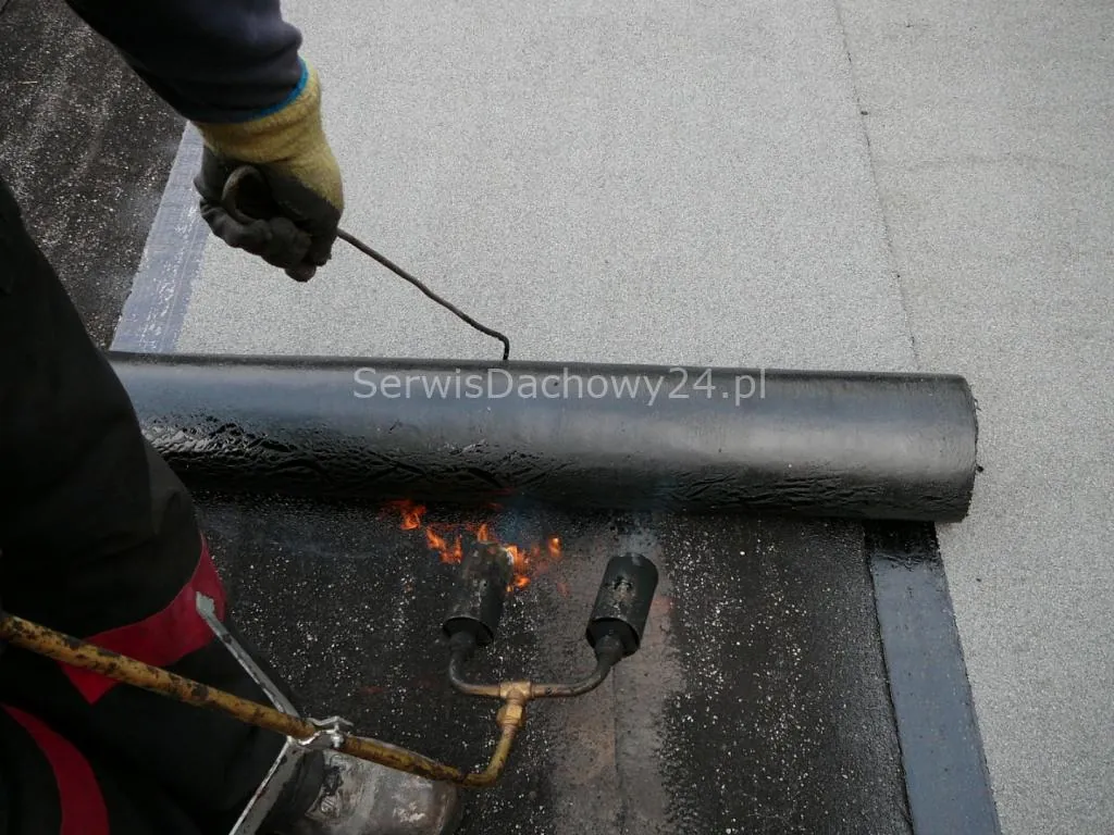 Rolki papy i drabina na dachu płaskim