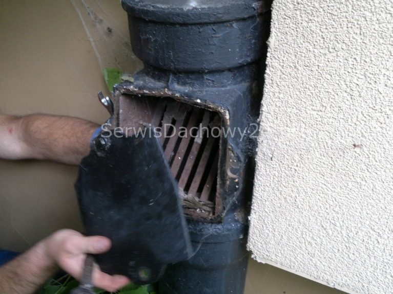 Czyszczenie i naprawa rury spustowej rynny